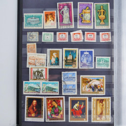 Collection timbres du monde neufs et oblitérés en 8 albums.