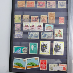 Collection timbres du monde neufs et oblitérés en 8 albums.