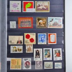 Collection timbres du monde neufs et oblitérés en 8 albums.