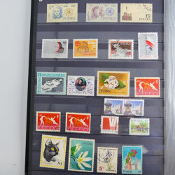 Collection timbres du monde neufs et oblitérés en 8 albums.