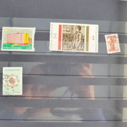 Collection timbres du monde neufs et oblitérés en 8 albums.