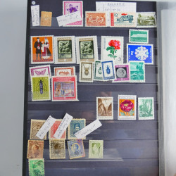 Collection timbres du monde neufs et oblitérés en 8 albums.