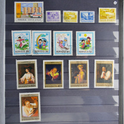 Collection timbres du monde neufs et oblitérés en 8 albums.