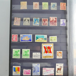 Collection timbres du monde neufs et oblitérés en 8 albums.