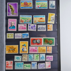 Collection timbres du monde neufs et oblitérés en 8 albums.