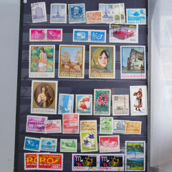 Collection timbres du monde neufs et oblitérés en 8 albums.