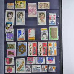 Collection timbres du monde neufs et oblitérés en 8 albums.