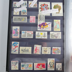 Collection timbres du monde neufs et oblitérés en 8 albums.