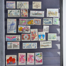Collection timbres du monde neufs et oblitérés en 8 albums.