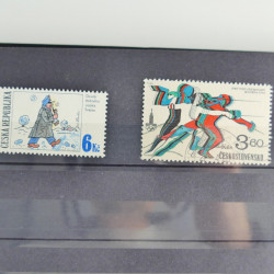 Collection timbres du monde neufs et oblitérés en 8 albums.