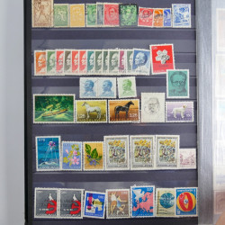 Collection timbres du monde neufs et oblitérés en 8 albums.