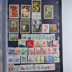 Collection timbres du monde neufs et oblitérés en 8 albums.