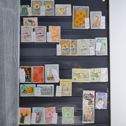 Collection timbres du monde neufs et oblitérés en 8 albums.
