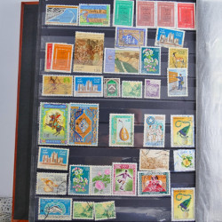 Collection timbres du monde neufs et oblitérés en 8 albums.