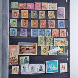 Collection timbres du monde neufs et oblitérés en 8 albums.