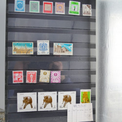 Collection timbres du monde neufs et oblitérés en 8 albums.