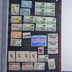 Collection timbres du monde neufs et oblitérés en 8 albums.
