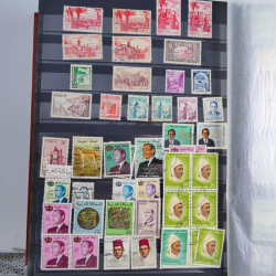 Collection timbres du monde neufs et oblitérés en 8 albums.