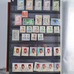 Collection timbres du monde neufs et oblitérés en 8 albums.