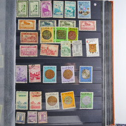 Collection timbres du monde neufs et oblitérés en 8 albums.