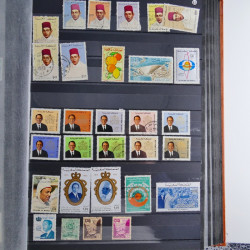 Collection timbres du monde neufs et oblitérés en 8 albums.