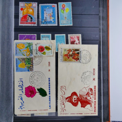 Collection timbres du monde neufs et oblitérés en 8 albums.