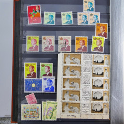 Collection timbres du monde neufs et oblitérés en 8 albums.