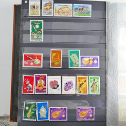 Collection timbres du monde neufs et oblitérés en 8 albums.