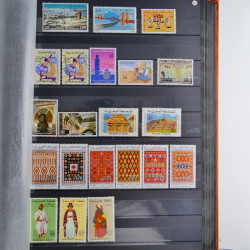 Collection timbres du monde neufs et oblitérés en 8 albums.