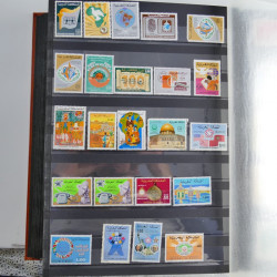 Collection timbres du monde neufs et oblitérés en 8 albums.