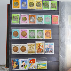 Collection timbres du monde neufs et oblitérés en 8 albums.