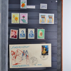 Collection timbres du monde neufs et oblitérés en 8 albums.