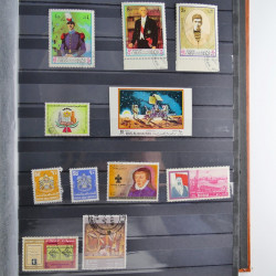 Collection timbres du monde neufs et oblitérés en 8 albums.