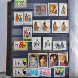 Collection timbres du monde neufs et oblitérés en 8 albums.