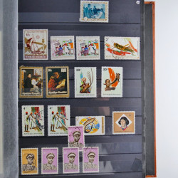 Collection timbres du monde neufs et oblitérés en 8 albums.