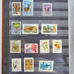 Collection timbres du monde neufs et oblitérés en 8 albums.