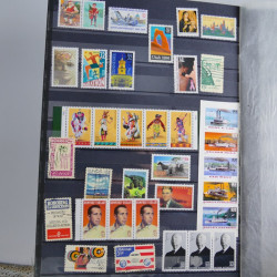Collection timbres du monde neufs et oblitérés en 8 albums.