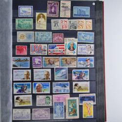 Collection timbres du monde neufs et oblitérés en 8 albums.