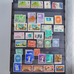 Collection timbres du monde neufs et oblitérés en 8 albums.