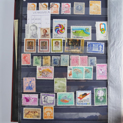 Collection timbres du monde neufs et oblitérés en 8 albums.