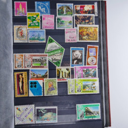 Collection timbres du monde neufs et oblitérés en 8 albums.