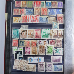 Collection timbres du monde neufs et oblitérés en 8 albums.