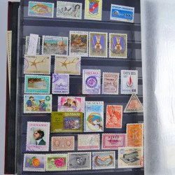 Collection timbres du monde neufs et oblitérés en 8 albums.