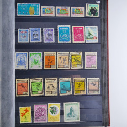 Collection timbres du monde neufs et oblitérés en 8 albums.