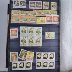 Collection timbres du monde neufs et oblitérés en 8 albums.