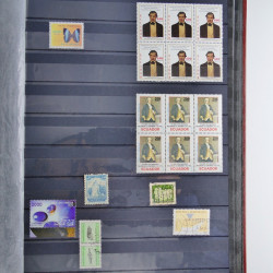 Collection timbres du monde neufs et oblitérés en 8 albums.