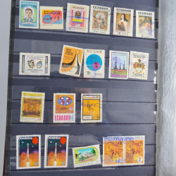 Collection timbres du monde neufs et oblitérés en 8 albums.