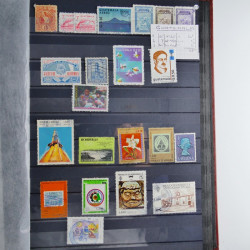 Collection timbres du monde neufs et oblitérés en 8 albums.