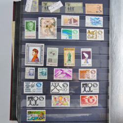 Collection timbres du monde neufs et oblitérés en 8 albums.