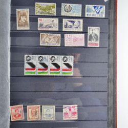 Collection timbres du monde neufs et oblitérés en 8 albums.